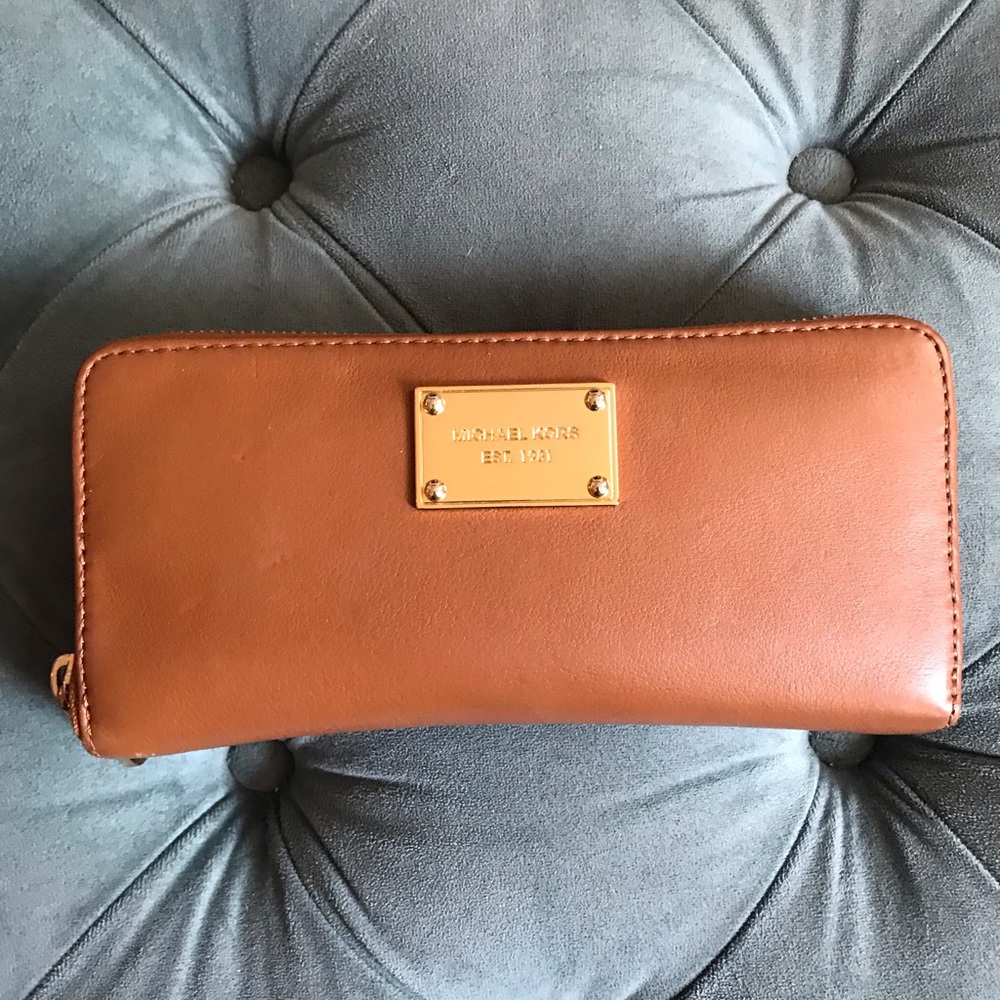 Michael Kors Leather zip around wallet